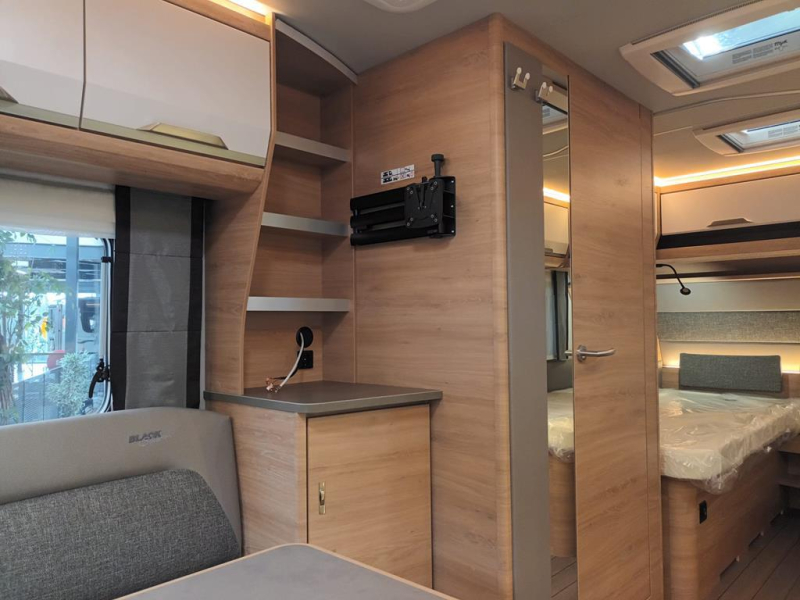 Knaus Sudwind Black Selection 460 EU photo: 2