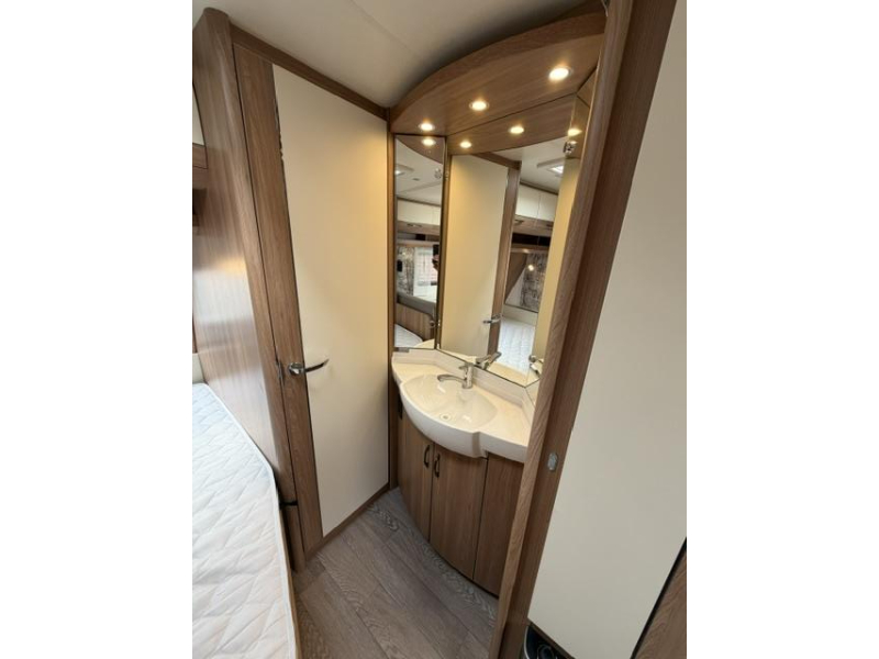 Hobby De Luxe 400 SFE Incl. Mover and Awning photo: 16