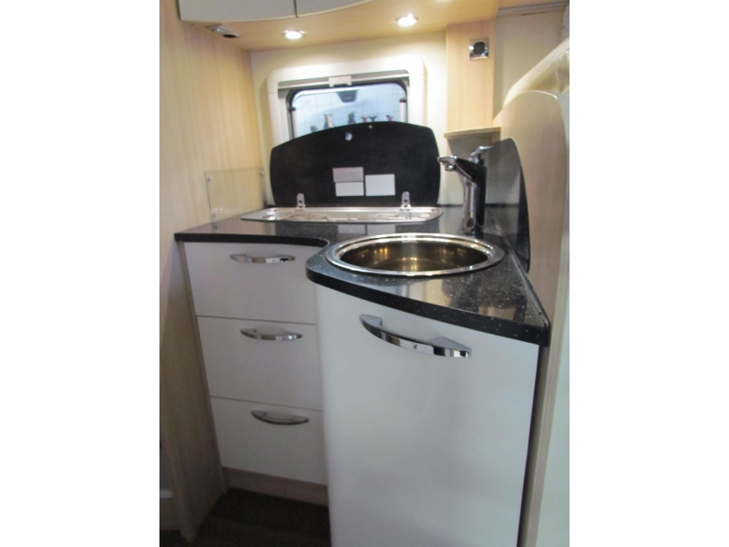 B&uuml;rstner Nexxo T 728 G Camas longitudinales, Tercera cama foto: 3
