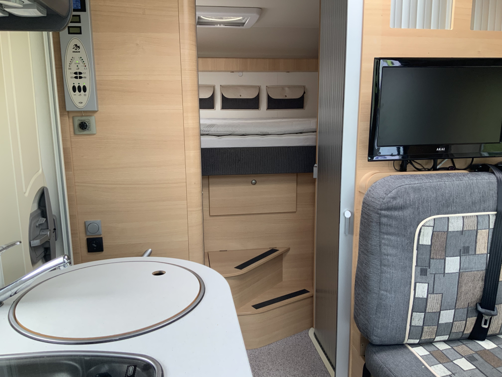 Knaus Van Ti 600 ME – Compleet 3 liter 160 PK Half-integraal, vastbed, halve- treinzit, draaistoelen Camper centrum on the road foto: 8