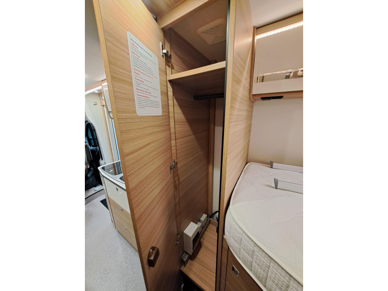 Dethleffs Globebus T 6 Sch&ouml;n kompakt + Kleiderschrank Foto: 6