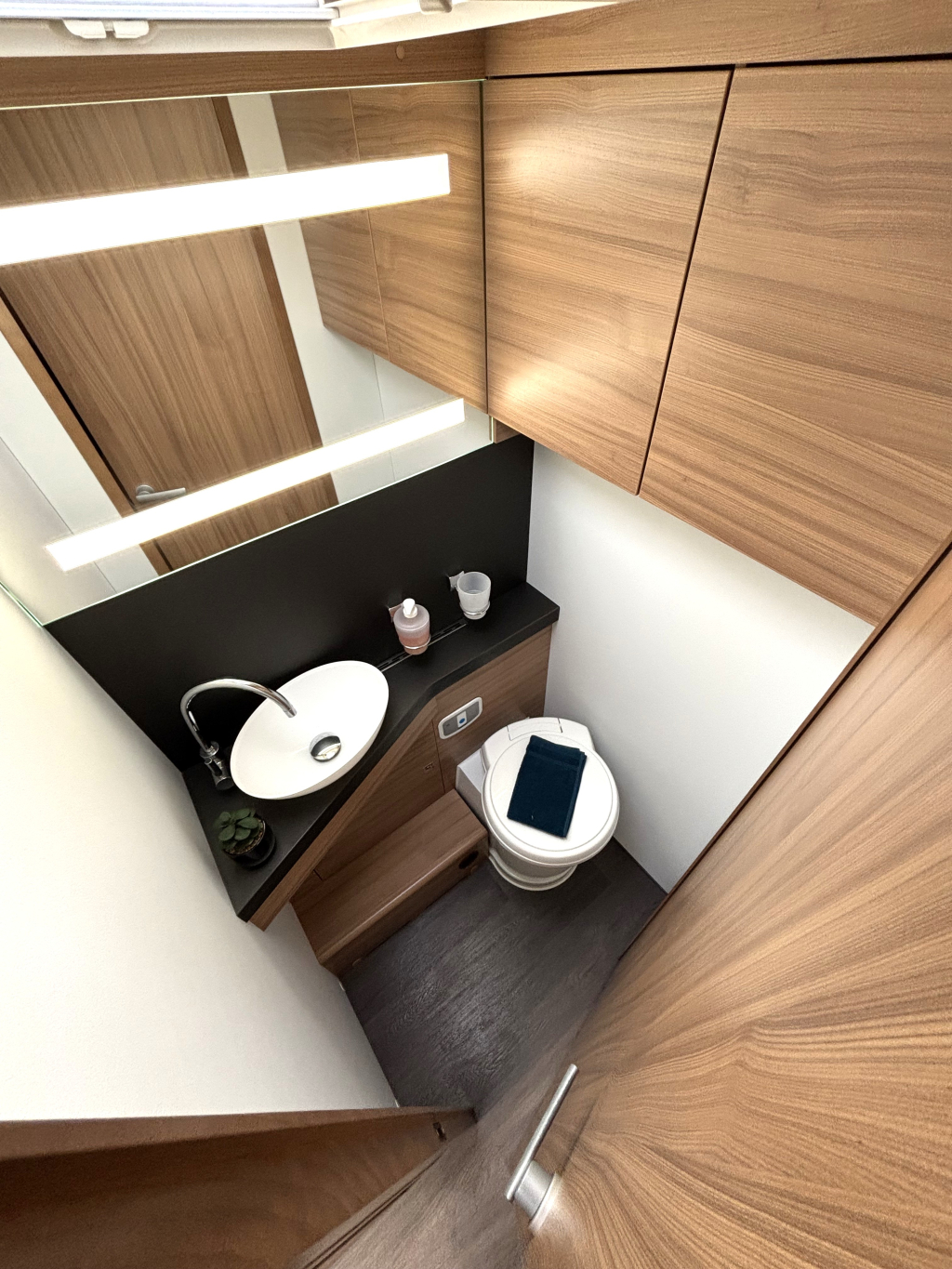 Adria Matrix 670 DL ENKELE BEDDEN HEFBED FACE TO FACE  foto: 9