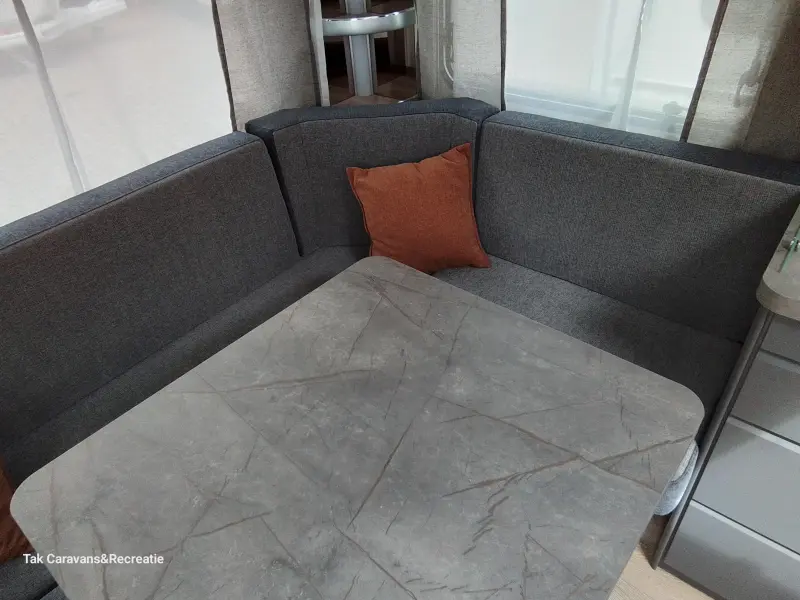 Hobby De Luxe 460 UFE net binnen  foto: 2