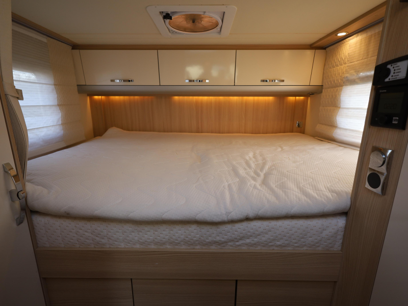 B&uuml;rstner Ixeo IT 710 G cama transversal + cama abatible foto: 8