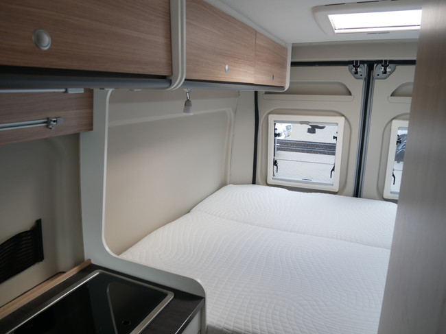Sunlight Cliff 600 XV, 6 Meter Buscamper, Dwarsbed foto: 16