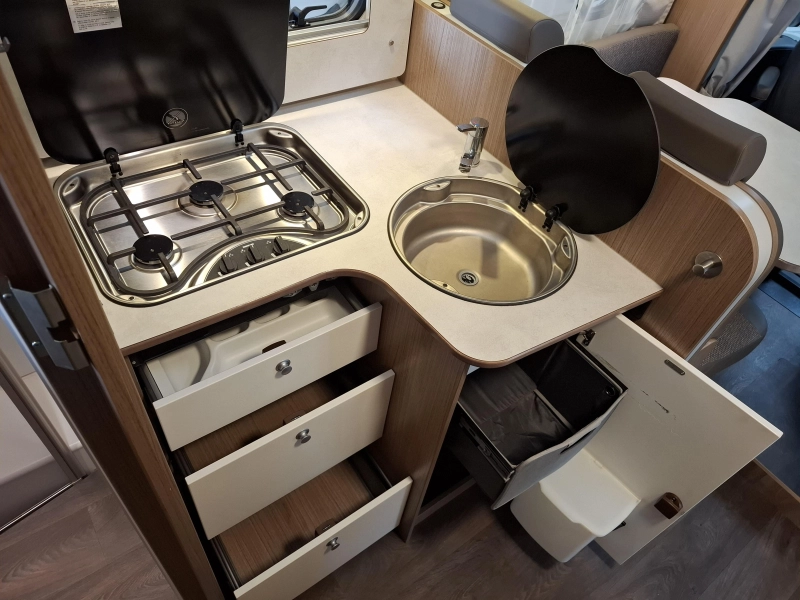 Hymer Carado 447 T 140CV Camas Individuales Solar foto: 13
