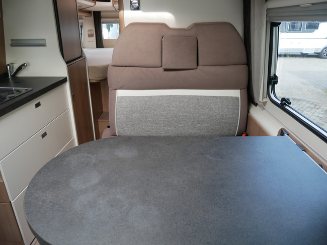 Carthago Malibu Van 640 LE Charming GT, 6.40 Meter Buscamper, Lengtebedden Foto: 9