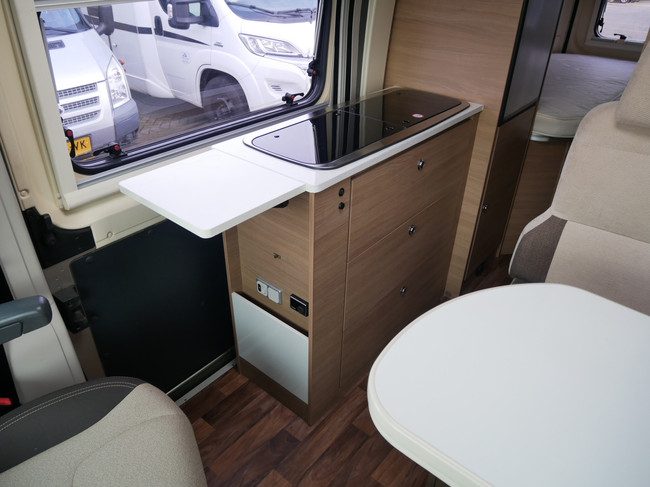 Karmann Davis 620, 6.40 Meter Buscamper, Lengtebedden foto: 12