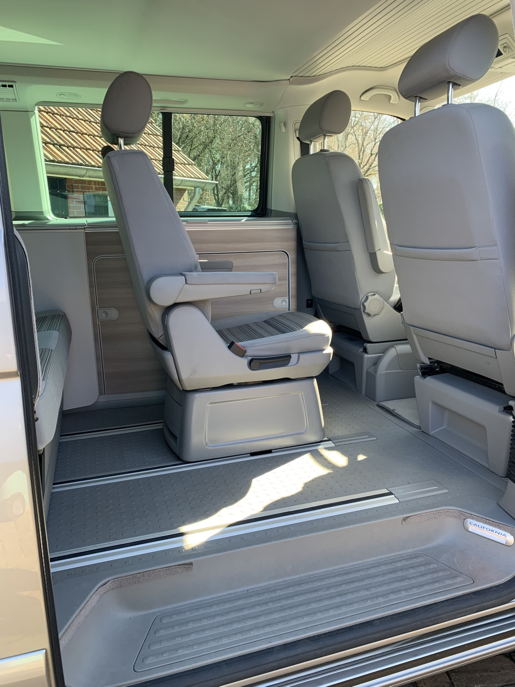 VOLKSWAGEN CALIFORNIA photo: 2