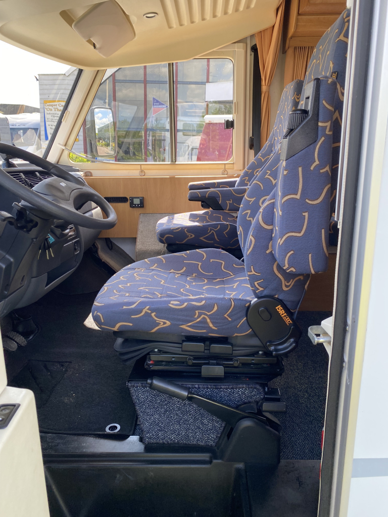 Hymer B 584 2.8 JTD 128 Pk Integraal, Hef-bed voor, Lange-bank, 3 Draaistoelen, Eindkeuken etc. Bj. 2002. B 584 Marum foto: 10