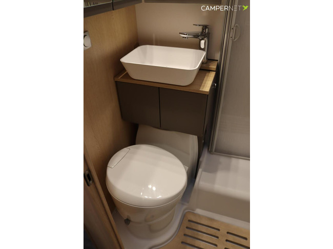 Camping-car LMC Tourer Lift H664 170 ch Automatique | Lits longs | Lit relevable | Chauffage diesel | Grand garage | Porte-vélos | Système multimédia | Photo : 18