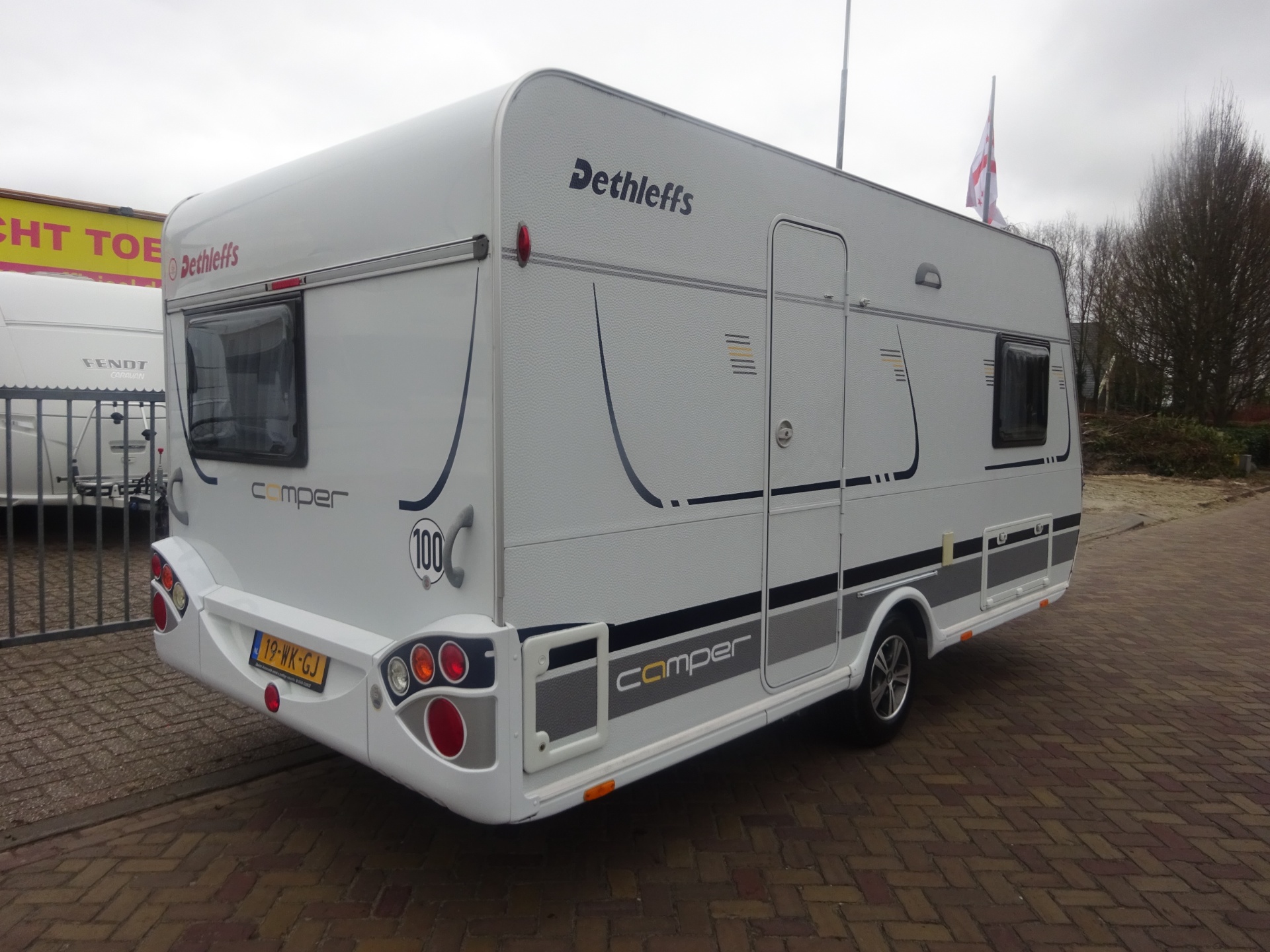 Dethleffs Camper 440DB Met Mover