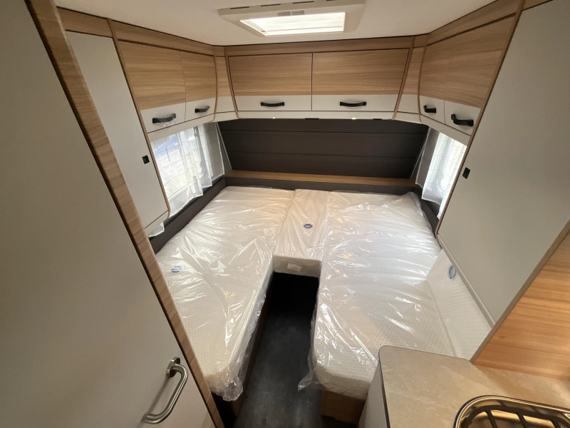 Dethleffs Summer Edition 460 EL SINGLE BEDS-XL FRIDGE photo: 8