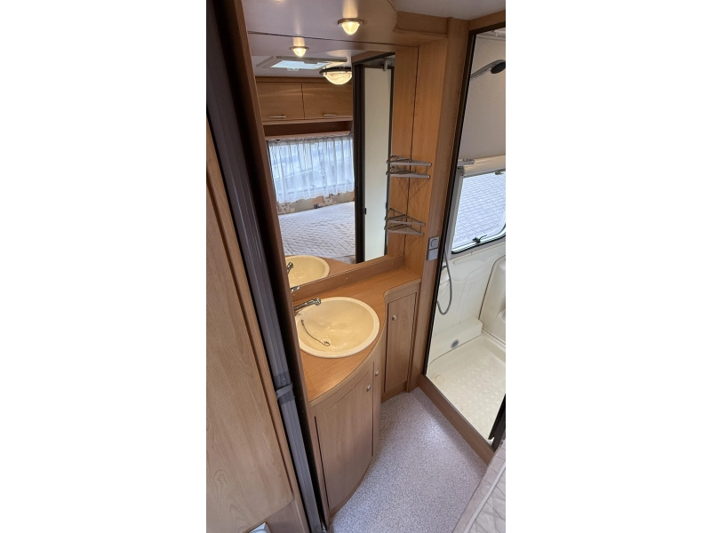 Knaus Sudwind 450 TF frans bed rondzit toilet  foto: 4
