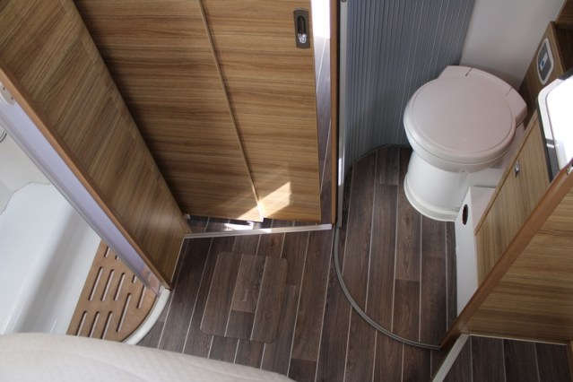 Robuuste Adria Matrix M 670 SK AUTOMAAT 5 gordelplaatsen Queensbed + hefbed (71  foto: 55