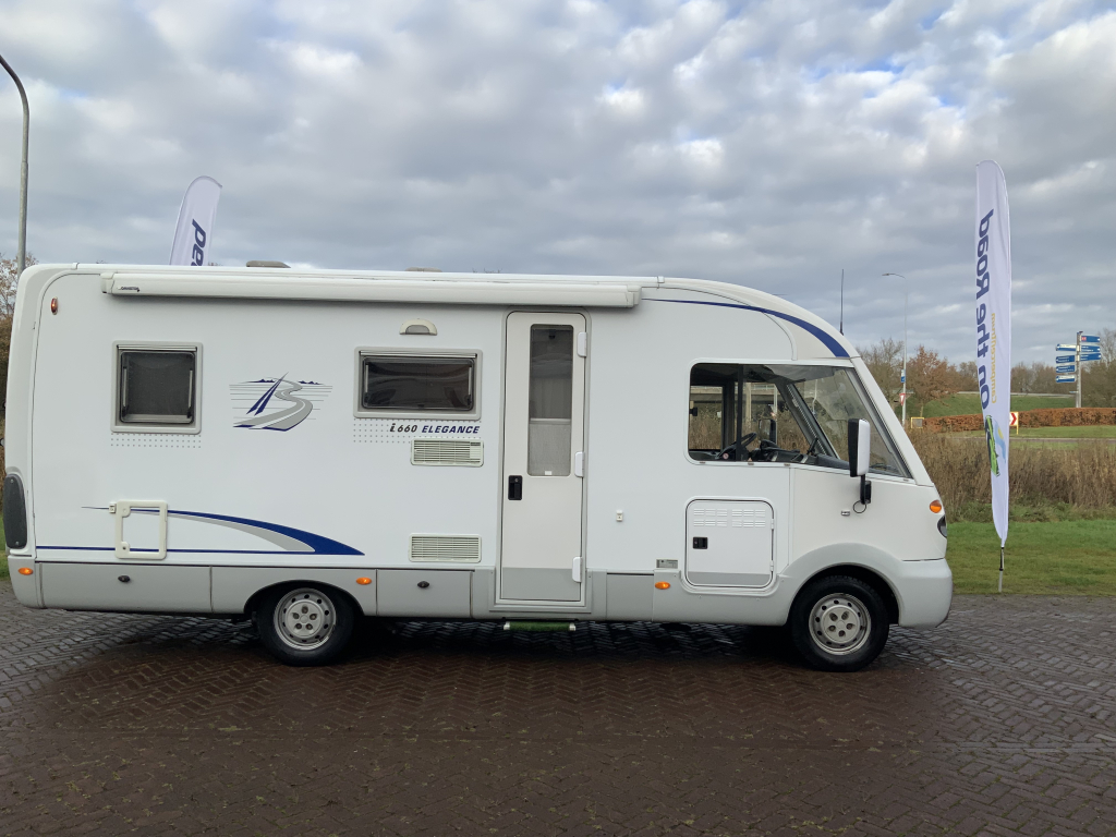 B&uuml;rstner El&eacute;gance 660 Integral, Cama francesa y cama abatible, Asientos giratorios, Patas de apoyo hidr&aacute;ulicas, A&ntilde;o 2004 Camper Centrum On the Road en Noorderringweg 4 en Marum. foto: 30