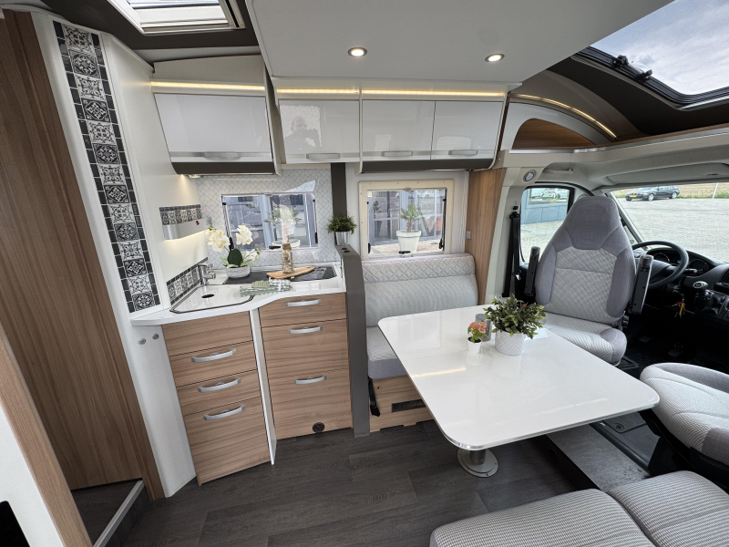 Adria Matrix Plus 670 DC Queensbed Hefbed Omvormer  foto: 10