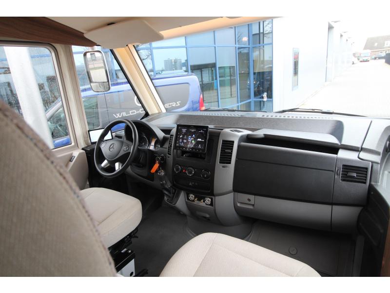 Hymer BML-I Queen bed + fold-down bed photo: 9