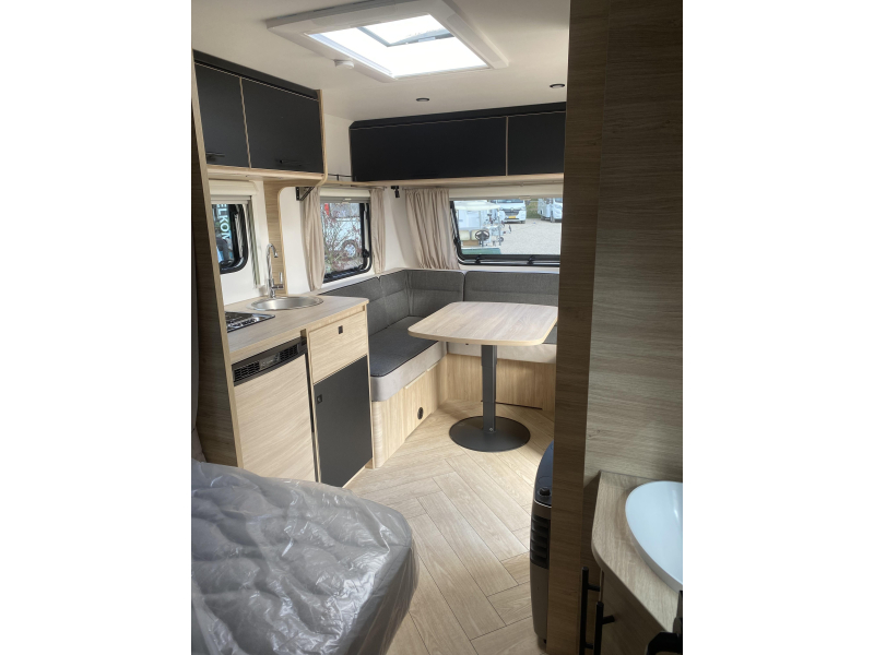 Caravelair Sport Line 455 Anniversary Line Ruime rondzit voorin  foto: 18
