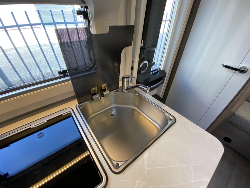 Hobby On Tour 390 SF Train seat, transverse bed photo: 18