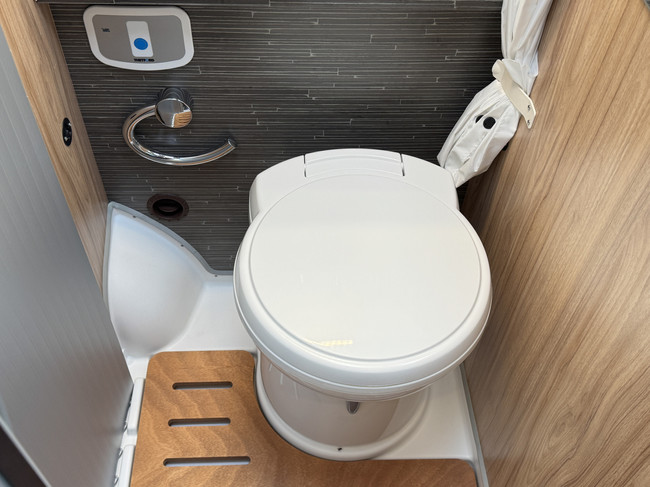 Hymer Yosemite 600 L&Auml;NGSBETTEN 160 PS Euro6 Fiat Ducato **Einzigartig/Dieselheizung/4 Sitzpl&auml;tze/2x Wohnraumbatterie/Markise/1. Besitzer/Nur Foto: 21