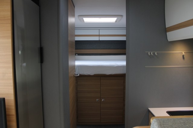 Dethleffs 7052 DBM Just 90 Queenbed + hefbed riante garage (94  foto: 38