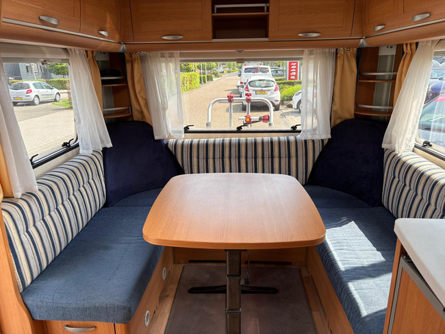 Knaus Azur NL-Premium line | Caravanmover | Fietsenrek | | Douche | 3-Pits gasfornuis | Koelkast + vriesvak foto: 14