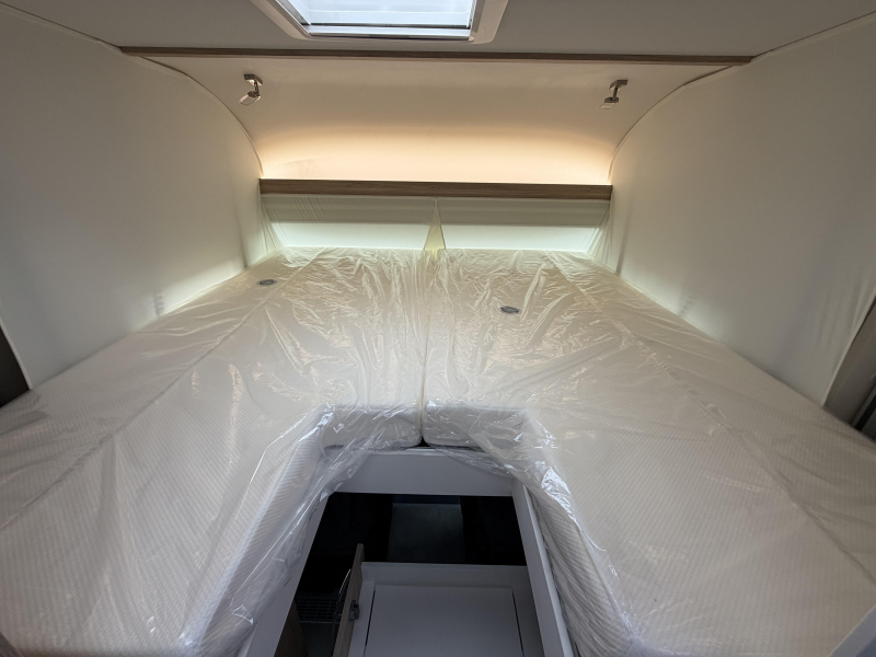 Frankia F-Line 740 PLUS Asiento redondo Cama longitudinal Aire acondicionado foto: 23