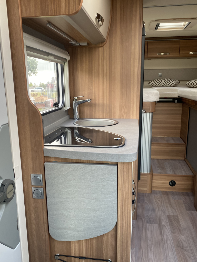 Weinsberg Pepper 600 Peugeot 163 PK, Half-integraal, 2 Lengte-bedden, Garage, Aut. schotel / LCD Camper Centrum On the Road aan de Noorderringweg 4 in Marum. foto: 12