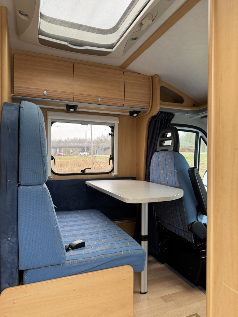 Dethleffs Globebus 1 110 PK, Dwarsbed, halve-treinzit, draaistoelen, Motor airco, nette camper, lengte 6.00 Bj. 2006 Camper centrum on the road Marum  foto: 7