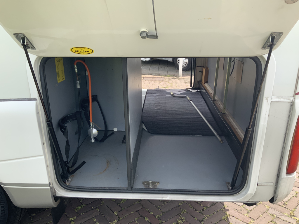 LMC  Fiat Ducato  2,8 JTD  128 PK , AUTOMAAT   Half-integraal ,  Motor-airco , 2 Lengte-bedden ( Laag ) , Alko-chassis  etc. Bj 2003 Camper centrum on the road Marum  foto: 25