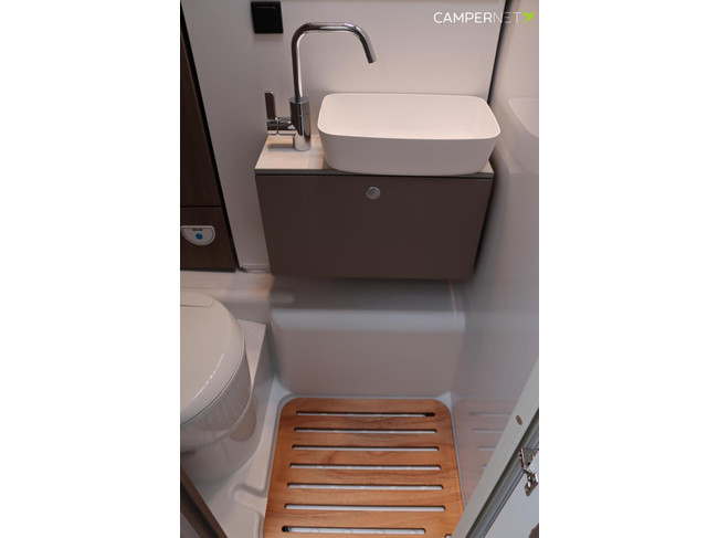 Carado T448 140pk Automaat | Pro + Pakket | Lengtebedden | Luifel | Grote garage | Hefbed | Nieuw uit voorraad leverbaar |Panoramaraam foto: 19