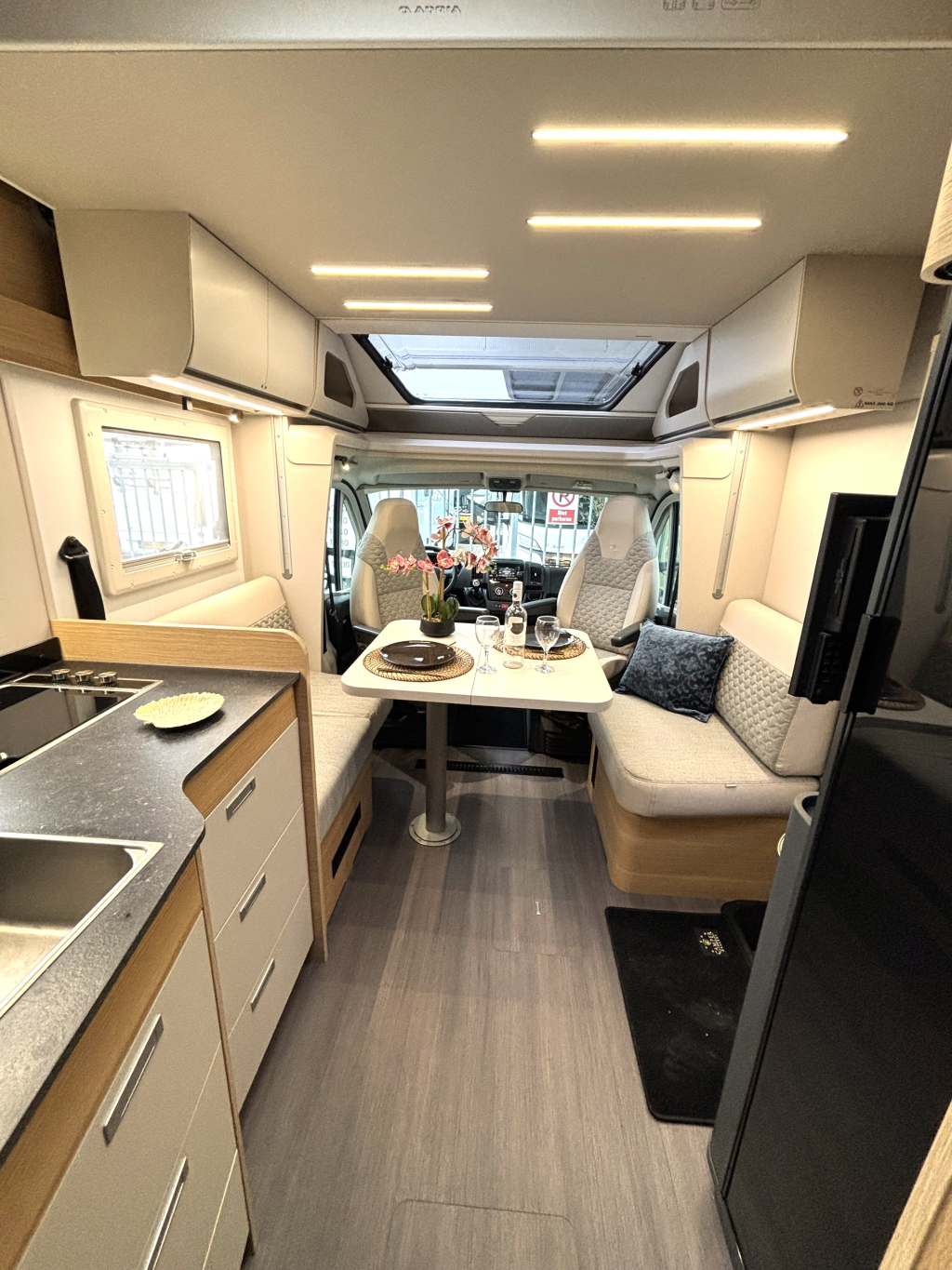 Adria Matrix 650 DC QUEENSBED + HEFBED + FACE TO FACE 2023 foto: 12
