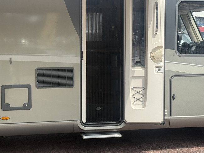 Hymer B 594 autom&aacute;tico 150 cv autocaravana muy compacta full extras cama transversal+cama abatible sistema de nivelaci&oacute;n EP toldo calefacci&oacute;n estacionaria webasto aire acondicionado de techo 2x panel solar antena parab&oacute;lica el&eacute;ctrica TV garaje grande foto: 4