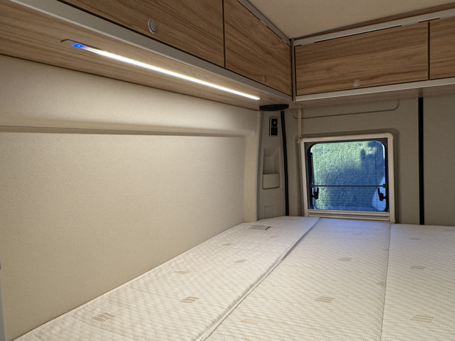 Hymer Yellowstone 640 techo elevable 160 cv *4 PERSONAS* Euro6 Fiat Ducato **Camas longitudinales/Techo elevable con 2 plazas para dormir/4 asientos/Litio/Sol foto: 22