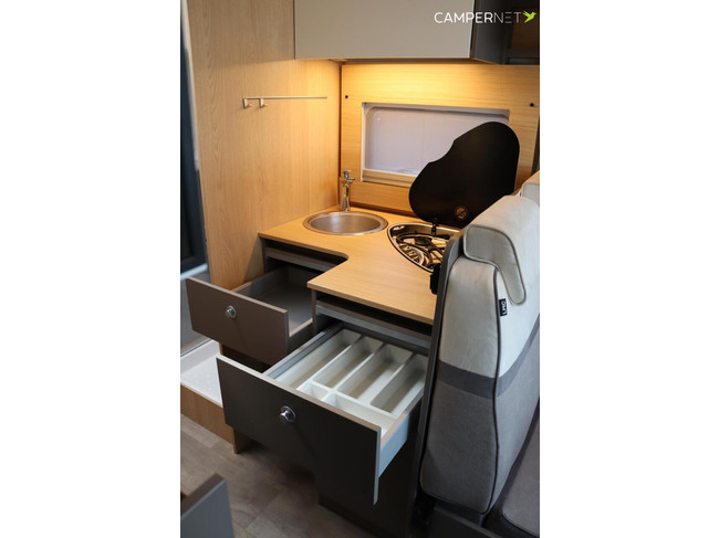 LMC Tourer Lift 730 165PK | Lengtebedden | Gescheiden douche | Hefbed | Fietsendrager | Zonnepaneel | Bearlock | Dakairco | Luifel | foto: 10