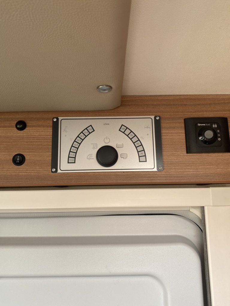 Weinsberg Pepper 600 Peugeot 163 PK, Half-integraal, 2 Lengte-bedden, Garage, Aut. schotel / LCD Camper Centrum On the Road aan de Noorderringweg 4 in Marum. foto: 34