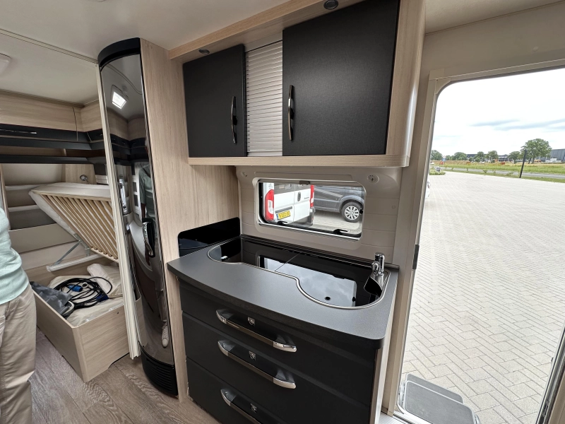 Hobby De Luxe Special 495 UL mover - voortent  foto: 3