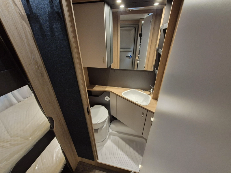 Knaus Sport 500 QDK met 3 stapelbedden!  foto: 12