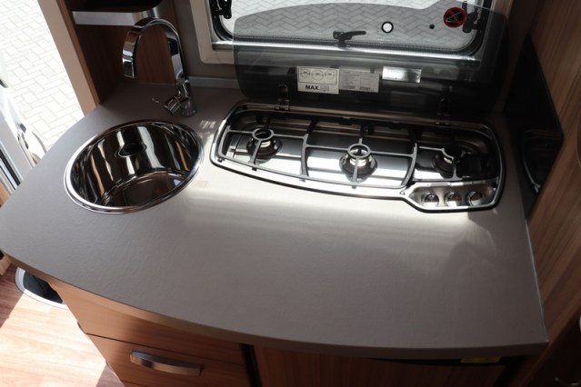 9 traps AUTOMAAT Knaus Platinum Edition Sun TI 650 vlakke vloer enkele bedden (80  foto: 38