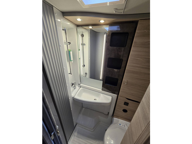 Knaus VAN TI PLUS 650 MEG PLATINUM SELECTION AUTOMATIK 180 PS NUR 16.866 KM !! KLIMAANLAGE LUFTFEDERUNG TV + SATELLIT L&Auml;NGSBETTEN DREHBARE ABNEHMBARE ANH&Auml;NGERKUPPLUNG Foto: 18