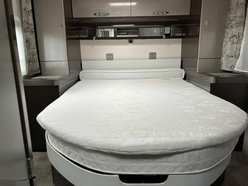 Hobby Optima Premium 65 GQ Cama Queen y cama abatible foto: 5