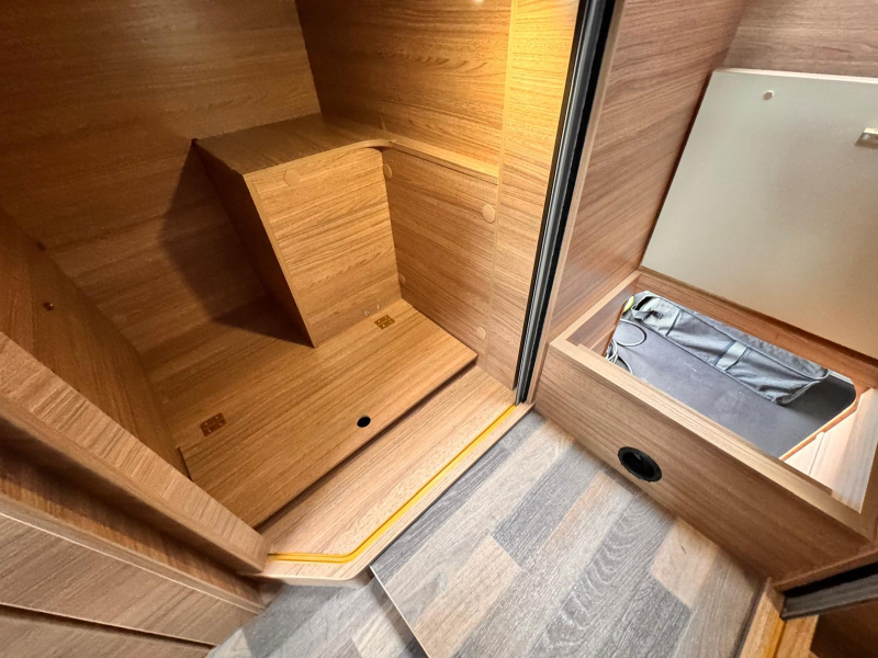 Weinsberg CaraSuite 700 ME EH478 ensuite badkamer  foto: 12
