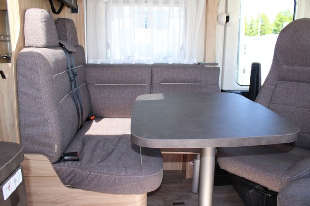Hymer Exsis i 474 Fiat 160 CV compacto, estrecho, ligero, con camas individuales y cama abatible (55 foto: 32