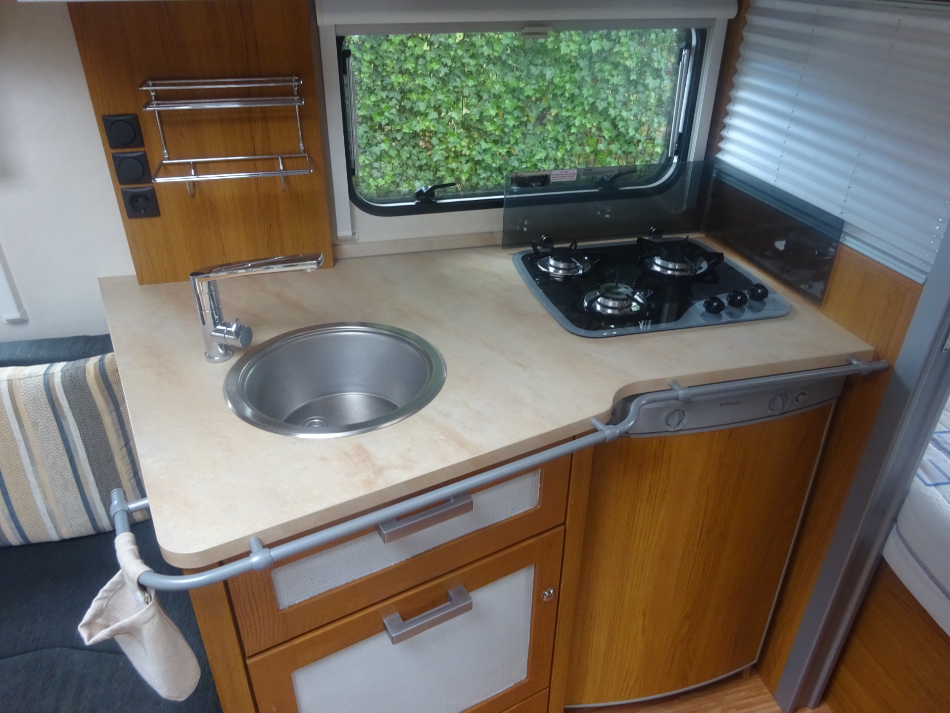 Knaus Azur 460 Frans Bed en Rondzit + Mover foto: 16