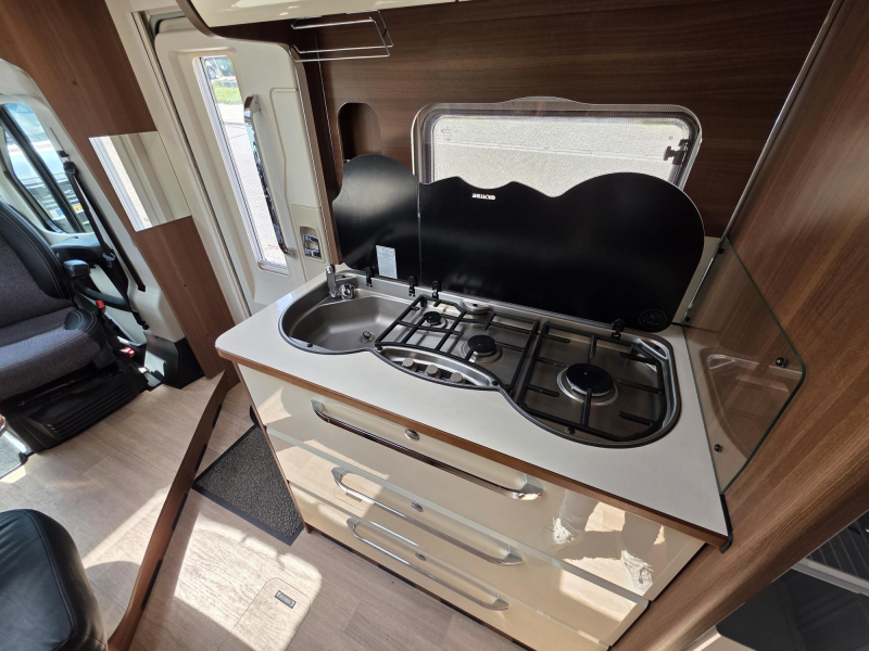 LMC Passion T 673 G Omvormer 2000w 4accus 150  foto: 5