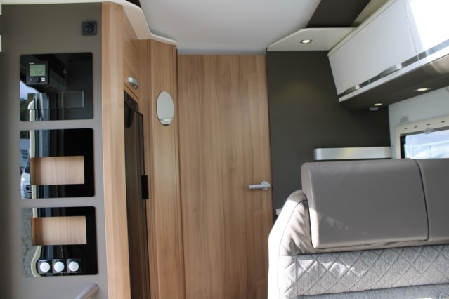Adria Coral S 670 SC met elektrisch in hoogte verstelbaar Queensbed slechts 40801 km (65  foto: 31