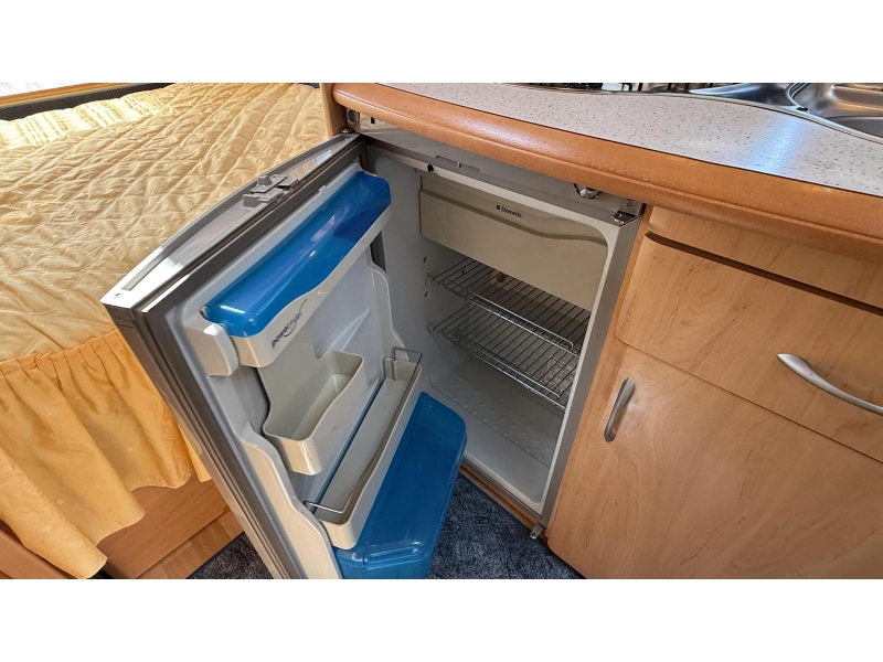 Hobby De luxe Easy 450 UF cama transversal asiento redondo inodoro foto: 8