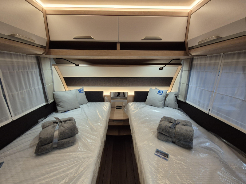 Knaus Sudwind 60 Years 500 EU Met luifel en vloerverw.  foto: 11
