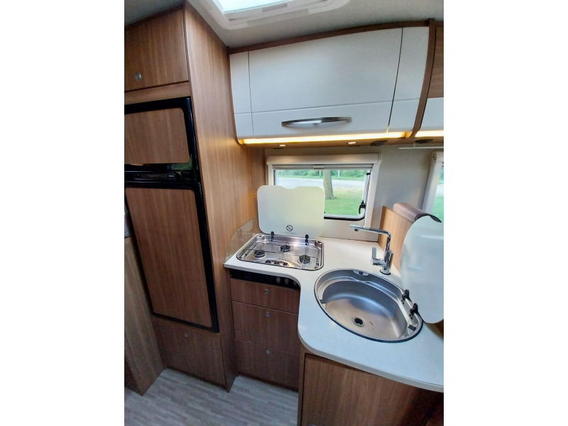 Carado T 448 met 3 grote zonnepanelen  foto: 6